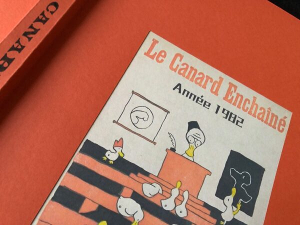Année 1982 du Canard Enchaîné complète et brochée – Image 3