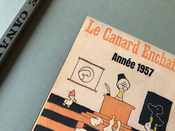 Année 1957 du Canard Enchaîné complète et brochée – Image 3